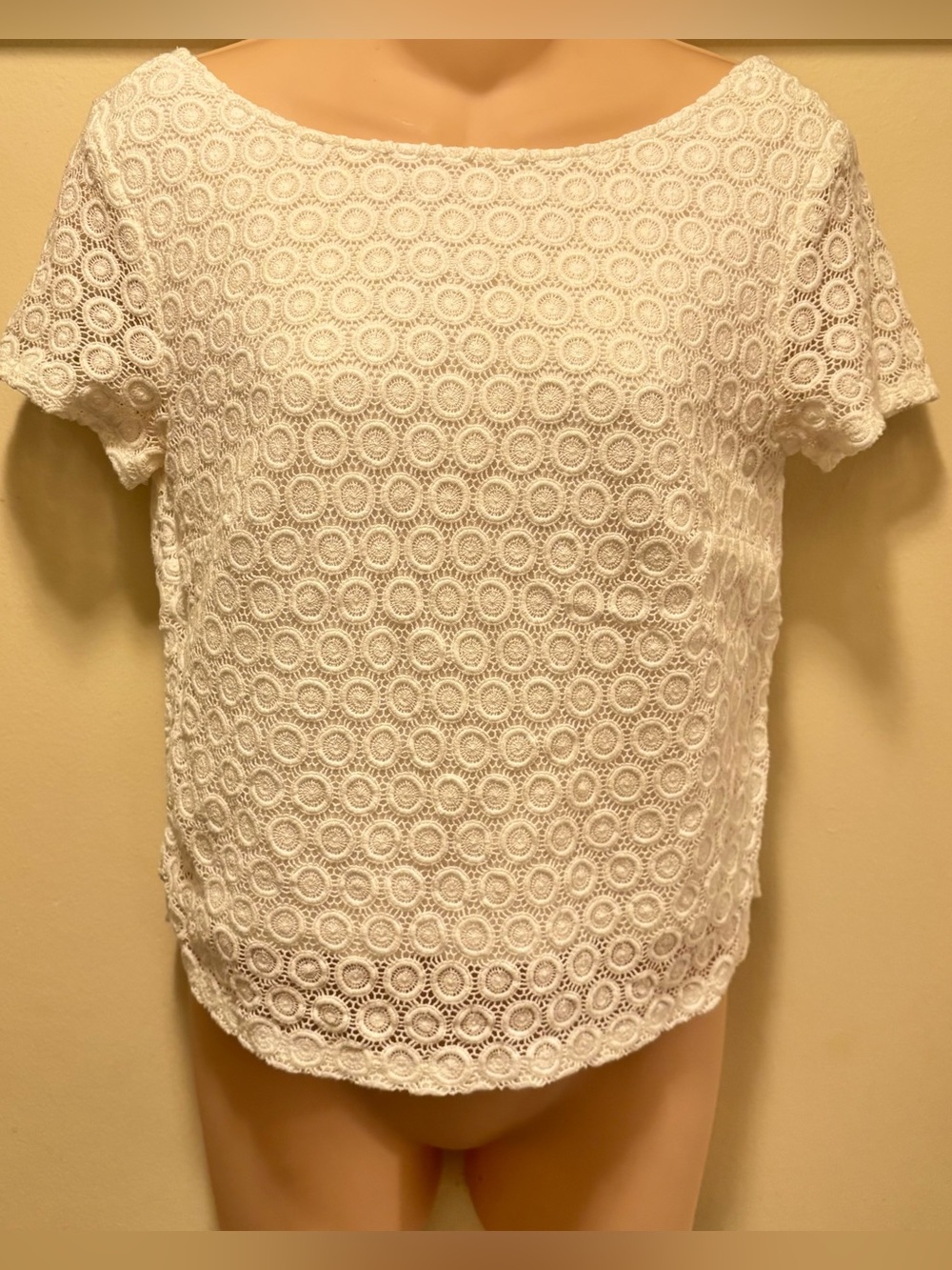 Lilly Pulitzer white eyelet lace crochet top featuring a scalloped edge Size S/P
